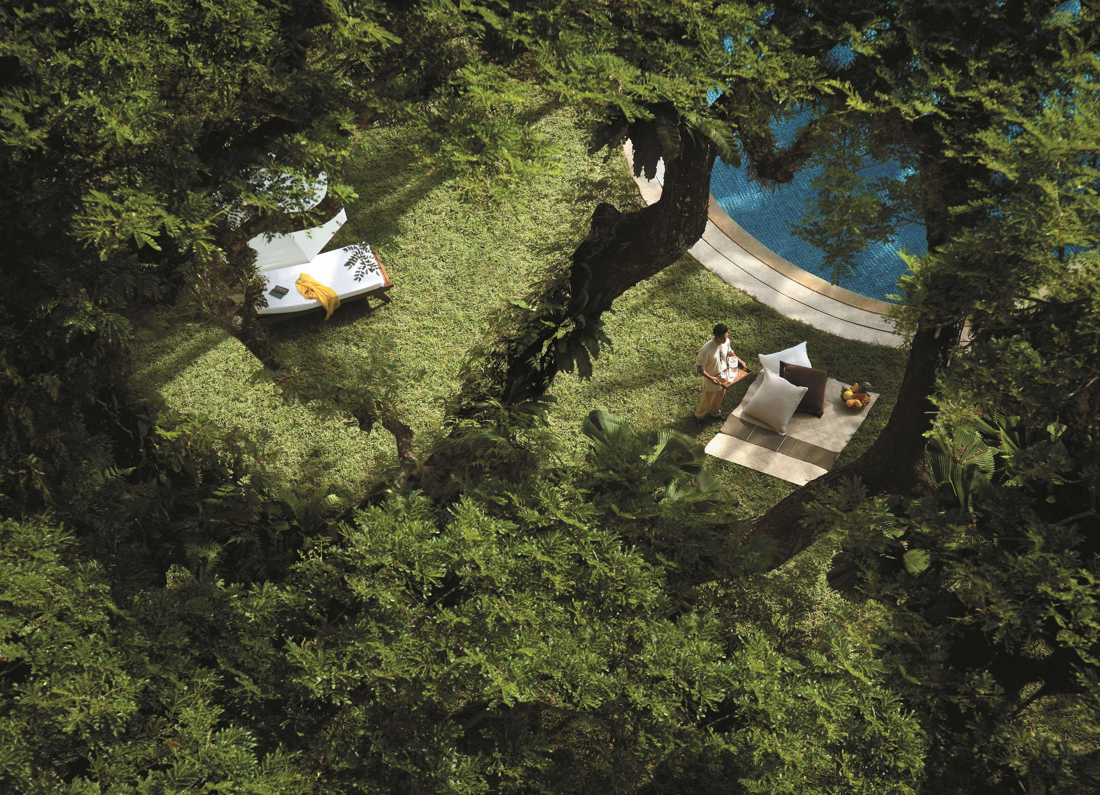 Shangri-La Rasa Sayang, Penang Batu Ferringhi Exterior foto The pool at the home of the American ambassador to the United States, 2008