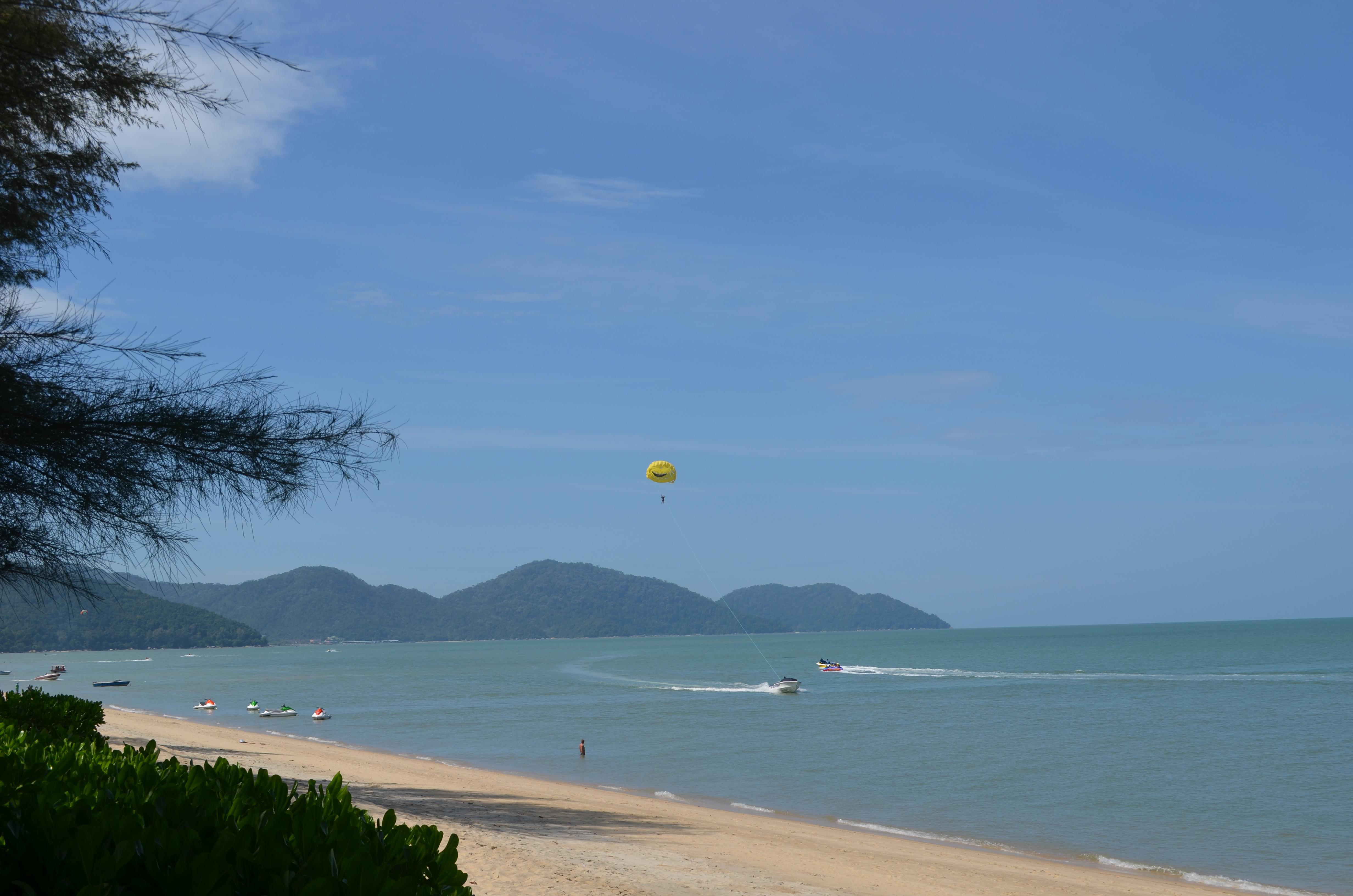 Shangri-La Rasa Sayang, Penang Batu Ferringhi Exterior foto Parachute at Hua Hin Beach